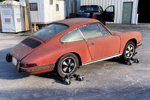 Изглежда, че последният собственик е планирал да възстанови колата - и дори е придобил капак, врати и панелите на каросерията. Това Porsche е оборудвано с 2,0-литров шестцилиндров двигател и петстепенна ръчна скоростна кутия. Шансовете те да са в изправност са малки. Одометърът отчита 122 000 км, а реалният пробег е неизвестен.