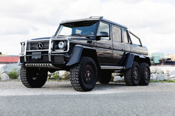 Този Mercedes-Benz G63 AMG 6x6 е произведен през 2014 година, като част от едва 100 подобни екземпляра. Оборудване с 5,5-литров V8 с двойно турбо, който постига максимална мощност от 540 к.с. и въртящ момент от 760 Нм на трите оси.

Теглото на 6-колесния пикап е 4,5 тона, а мощността се разпределя между трите оси в съотношение 30:40:30 през 7-степенен автоматик AMG Speedshift 7G-Tronic и два карданни вала.