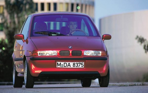 Всъщност BMW E1 е електромобил като BMW i3, но още през 1991 година. По това време германците експериментират с компактни модели на ток, като E1 представлява малък хечбек с електромотор с 50 к.с. и пробег от 200 км. Електрическият двигател е поставен над задната ос, а батериите – под задните седалки. Каросерията е от алуминий и пластмасови панели, като високото положение на кабината позволява побирането на 4 човека.

BMW E1 е толкова прогресивен, че някои експерти от Германия го определят като „най-модерната кола на 20-ти век“. Баварците обаче така и не посмяват да пуснат колата в серийно производство, което е доста жалко, тъй като електрическата ера можеше да дойде по-рано.