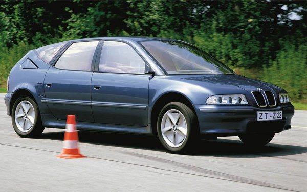 Представена през 1999 година, концепцията BMW Z22 представлява странен хечбек с удължено междуосие и къси надвеси. Автомобилът не впечатлява като дизайн, но е оборудван с високи технологии. От BMW твърдят, че той разполага със „70 технически нововъведения и 61 ноу-хау." Сред тях са адаптивни фарове, видеокамери вместо огледала за обратно виждане, head-up дисплей, скенер за пръстови отпечатъци и многофункционална система за управление на обслужването на автомобила (прототип на сеташния iDrive).

Освен това за първи път в модел на BMW са поставени електронни спирачки, като те заедно с кормилната система работят без механична връзка. Корпусът на автомобила е върху монокок, подсилен с въглеродни влакна, обвит с панели от фибростъкло. Двигателят със 136 к.с. е разположен над задната ос, като е съчетан с вариатор. Моделът обаче е прекалено сложен и затова не стига до серийно производство.