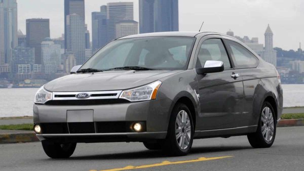 С Focus компанията се опитва да се придържа към концепцията за "световен автомобил", така че европейската и северноамериканската версия на модела имат една платформа. Европейците обаче получават второто поколение през 2004-та, а в САЩ колата е актуализирана едва три години по-късно и това е просто голяма модернизация на предшественика й.

Вторият Focus не се продава в САЩ поради коренно различни възприятия на потребителите за модела. Докато в европейските страни автомобилът е смятан за достоен представител на C-сегмента, в Америка той изглежда като бюджетен модел от начално ниво. Ford връща концепцията за "световен автомобил" едва при третото поколение, а четвъртото вече не се продава на щатския пазар.
