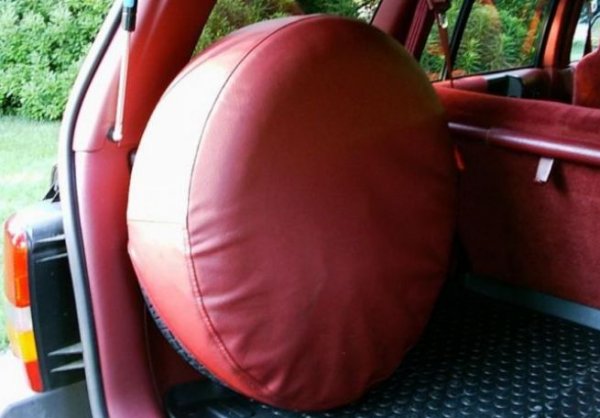 В момента резервната гума не влиза в базовото оборудване на повечето модели на пазара, а се заплаща отделно. Това е така, защото автомобилните концерни правят багажниците по-големи, а колите по-леки. По-рано, при купуването на нова кола, клиентът получаваше безплатна резерва гума, както и инструменти за нейната смяна. Те обаче заемат място и това накара производителите да се откажат от тяхното включване. Ако искате, можете да ги платите допълнително.