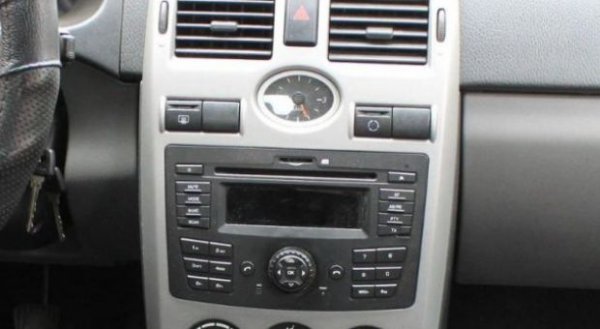 В съвременните автомобили музика може да се слуша и чрез свързване на смартфона с автомобила с Bluetooth. Така радиото или CD-то вече стават излишни. И клиентите, които все още държат на добрите стари дискове, ще трябва да си доплатят за тази опция (трудно е да повярваме, че има такива хора).