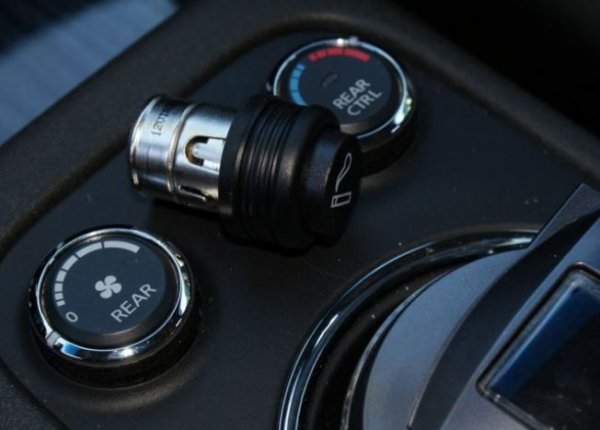 Запалката от години не присъства в оборудването на автомобила, но това не е проблем за пушачите, тъй като те си имат собствена (или кибрит). Тя обаче се предлага като опция. Доскоро такава беше и пепелникът, който също се доплащане, но борбата срещу тютюнопушенето накара производителите да се откажат от него (в някои държави пушенето в автомобил вече се наказва сурово).
