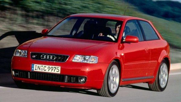 Audi S3 пристига на пазара доста преди RS3. По-конкретно, напомпаната версия се появява през 1999 г. Тя разполага с 1,8-литров турбобензинов двигател с мощност от 210 конски сили. При някои модификации, "кончетата" са даже 225.