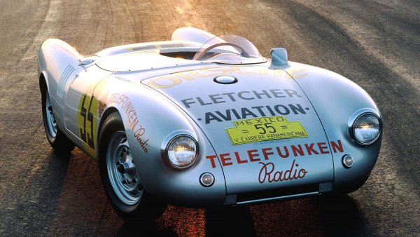 Всъщност 550 Spyder произлиза от 356, като е модифициран както в механиката, така и в аеродинамиката, за да се трансформира в чисто състезателна кола. Произведен е в 90 екземпляра между 1953 г. и 1957 г., като тежи малко над 550 кг и може да се похвали с многобройни успешни участия популярни състезания.

Това обаче и колата, която навява тъжни спомени, тъй като при катастрофа с нея холивудската легенда Джеймс Дийн губи живота си.