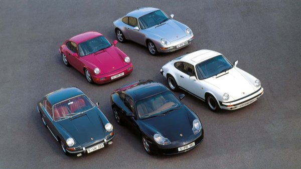 Това е моделът, който превърна Porsche в легенда. Неговата династия води началото си от 1963 г., когато на автосалона във Франкфурт се появява 901, но заради спор с Peugeot се налага смяна на името. Серията 911 оцелява до наши дни, запазвайки емблематичните линии и уникалното шофиране, с които продължава да печели привърженици.