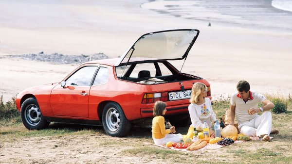 Пуснат на пазара в средата на 70-те години, за да обогати гамата с модел, по-достъпен за многото фенове по сета, 924 отдавна се възприема като „грозното патенце“ на Porsche поради своя външен вид. И все пак този спортен автомобил - първоначално оборудван с четирицилиндров двигател от Volkswagen и Audi, има огромен принос към продажби с повече от 150 000 бройки, произведени между 1975 и 1988 г.