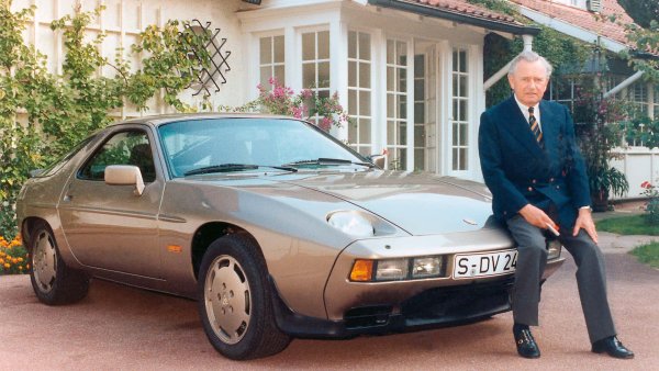 Проектиран да замени 911, моделът 928 не успя да достигне подобен успех, въпреки, че стана „Автомобил на годината“ през 1978 г. Като цяло обаче цифрите от продажбите не са лоши – над 61 000 бройки. Първоначално 928 се предлага с 4,5-литров V8 с 235 к.с., но по-късно се появяват и по-мощни версии с 295 и 320 к.с.