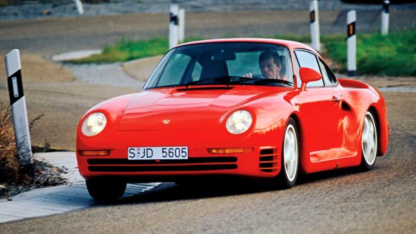 Моделът 959 е един от първите хиперавтомобили в историята по отношение както на производителност, така и на ексклузивност. Естественият съперник на тогавашното Ferrari F40 е произведен само в 292 екземпляра, всички оборудвани с мощен 2,85-литров боксер двигател с 450 к.с., Той позволява ускорение от 0 до 100 км/ч само за 3,7 секунди и развиване на максимална скорост от 317 км/ч.