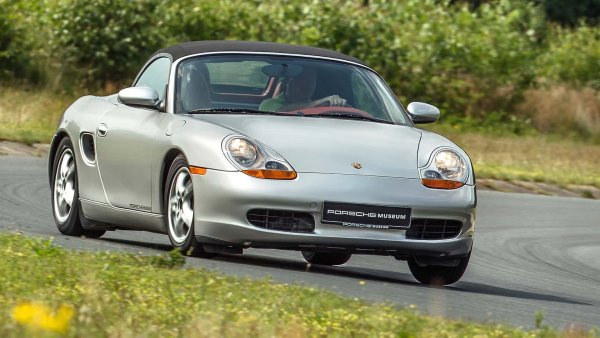 Boxster се превръща в панацея за финансите на Porsche през 90-те години. В един все по-конкурентен пазар този нов модел, изграден с множество компоненти, извлечени от 911 (но с по-слаби двигатели), помага на компанията да привлече нови клиенти.

Първоначално продаван на цени около 39 000 евро, с течение на времето Boxster става все по-важен за марката. Към днешна дата 718 (акронимът, който от няколко години включва каросерията Boxster и Cayman) е вторият най-продаван спортен автомобил на марката.