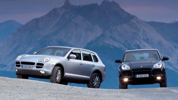 Porsche с пет врати с повдигната каросерия и сериозен пътен просвет &ndash; първоначално всичко това изглежда като шамар в лицето на заклетите фенове на марката, но именно този модел се оказа огромен търговски успех с над милион продажби до момента. Наскоро беше показан и фейслифт, като предстои и излизане на електрическа версия, така че историята на Cayenne продължава.