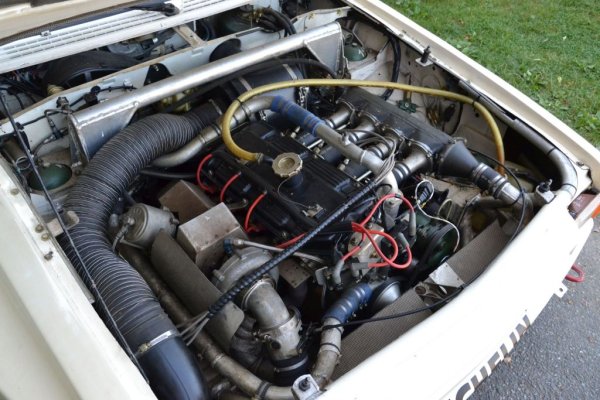 Недостатъците на този подход бяха непреодолими. BX 4TC се оказа необикновено тежък, с почти 200 кг над лимита за теглото (докато повечето конкуренти се мъчеха да са грамове над него). А задвижването не разполагаше с кой знае колко мощност, за да компенсира това. Под капака се мъдреше тежък четирицилиндров агрегат с чугунен блок, взет назаем от Chrysler 180 и доста умерено подобрен. Самото му тегло бе достатъчно колата да недозавива в юнашки пропорции. Максималната мощност бе едва 380 коня сред конкуренти, уверено прескачащи 500-те коня. На всичкото отгоре системата на Citroen за задвижване на четирите колела бе без централен диференциал (макар да показа добри качества върху по-хлъзгави повърхности). А емблематичното хидропневматично окачване на французите бе като абонирано за повреди. 
