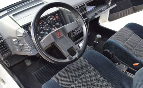 Интериорът на един от "цивилните" BX 4TC