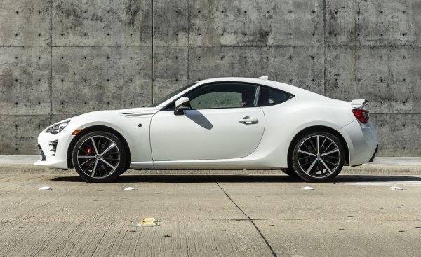 Съвместна разработка на двете японски компании, GT 86 / BRZ е един от най-забавните за каране автомобили в последното десетилетие и искрено се радваме, че ще получи ново поколение. Междувременно сегашната кола, с нейния двулитров боксер и задно предаване, предлага достатъчно емоции срещу едва 27 940 долара в случая с Toyota (Куриозно, но като Subaru колата струва с почти 2000 долара повече). 
