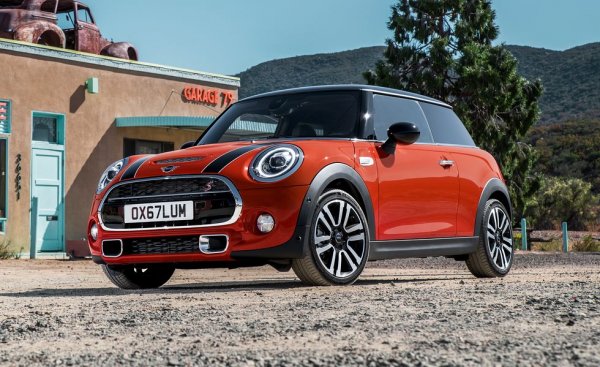 Днешното MINI тежи почти двойно повече от легендарния си оригинал от 60-те. Но компенсира с доста повече мускули под капака. Cooper S версията разполага със 190 коня и да ги използваш е чисто удоволствие. Цената в САЩ е 28 250 долара. 
