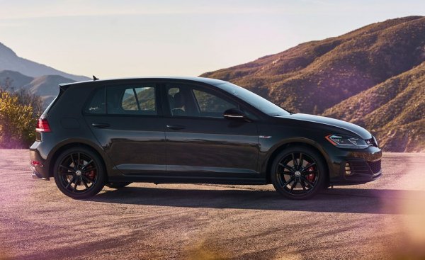 Това е все още предишното поколение на GTI, защото новото, представено този месец, още не е стигнало до дилърите. Тук двулитровият турбомотор развива 228 конски сили (измерени по британската система bhp), а цената е 28 490 долара. 
