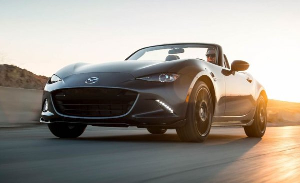 MX-5, която в Америка се нарича Miata, е без съмнение един от най-забавните автомобили в достъпната част на ценовите каталози. Текущото поколение остава сравнително лека във време, когато дори малолитражките с лекота прехвърлят тон и четвърт. Миналата година Mazda коригира единствения й недостатък, като подсили 2-литровия мотор от 155 до 181 конски сили. Цена: 27 525 долара. 
