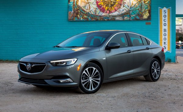 Тази кола вероятно ще ви се стори твърде позната въпреки факта, че марката Buick не се е предлагала в Европа от почти век. Обяснението е просто: Regal е близнак на Opel Insignia. Този вариант с 4-цилиндров турбомотор и 250 конски сили струва 26 295 долара. 
