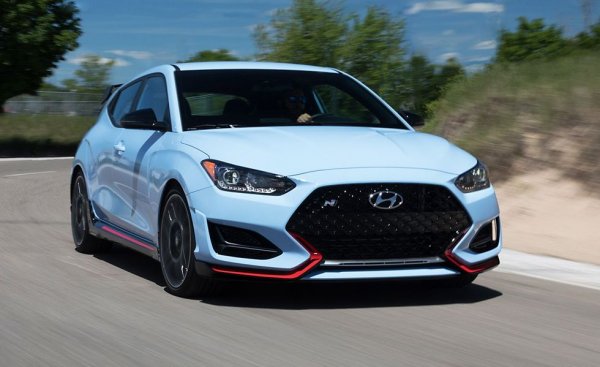 Колегите от C&D явно са почитатели на актуалната гама на Hyundai, защото са направили едно голямо изключение за Veloster N. С допълнителния Perfromance пакет, който й дава 275 коня, тази машина струва с няколкостотин долара над тавана - или по-точно, 30 430. 
