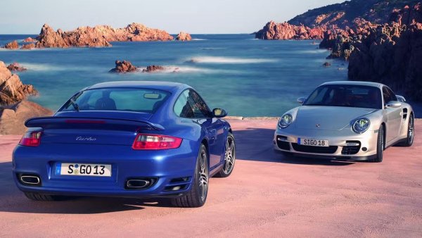 911 Turbo на Porsche беше и все още е суперавтомобил. Докато по-атлетичният Porsche 911 GT3 и неговата версия RS  са предпочитаните играчки за писта, Turbo винаги е бил най-бързият член на семейството 911. Днес модерното 911 Turbo S струва  270 300 за базов екземпляр, но все още можете да купите 911 Turbo - просто по-стара версия, за по-малко от половината от препоръчителната цена на 911 Turbo S за 2025. С случая купето 997.1 911 Turbo,произвеждано от 2007 до 2009 струва 115 000 долара в добро състояние.