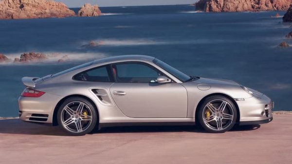 Този германски суперавтомобил от края на 2000-те разчиташе на 3.6-литров шестцилиндров мотор с двоен турбокомпресор, който развива 480 к.с. и ускорява до 100 км/ч за 3,7 секунди. И близо 2 десетилетия след излизането си той може да се конкурира с модерните спортни коли.