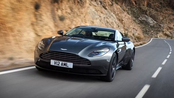 Aston Martin е почитан заради своите големи туристически автомобили, които производителят произвежда от края на 50-те години на миналия век. В началото на 2000-те британският автомобилен производител представи на света Aston Martin DB9 - гран турър с V12 двигател, който в крайна сметка беше наследен през 2017 от Aston Martin DB11. Първоначалният двигател за този гран турър беше V8, произведен от Mercedes-Benz. Въпреки това, в крайна сметка, V12 се завърна в гран туръра на Aston Martin под формата на Aston Martin DB11 V12, който произвеждаше почти 100 к.с. повече от базовия V8.