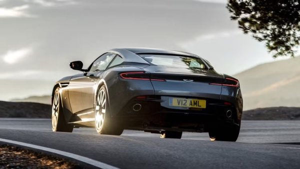 Aston Martin по-късно представи AMR версията, която имаше повече мощност, по-висока производителност, по-твърдо окачване и други подобрения за подобряване на представянето на пистата. Цената на базовата версия през 2018 беше 216 45 долара, като вече е паднала наполовина.