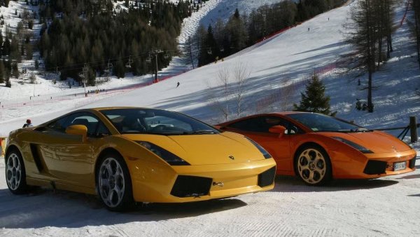 В най-ранната си форма се предлагаше като Lamborghini Gallardo LP560-4, което му донесе прякора Baby Lambo, тъй като неговият V10 двигател произвеждаше по-малко от 500 к.с. Това може да изглежда малко за суперкола, но Gallardo остава впечатляващ и вълнуващ автомобил, който предлага вълнуващо аналогово шофиране.