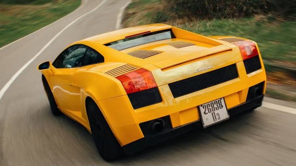 Струва си да се отбележи, че ако все пак планирате да купите Lamborghini Gallardo, най-добре е да търсите модели от 2007 година нататък, тъй като проблемите, които тормозеха ранните моделни години, бяха отстранени след 2006. Когато беше нов, този малък Lambo имаше начална цена от 186 900 долара, но днес Lamborghini Gallardo може да се намери за по-малко от 100 000.
