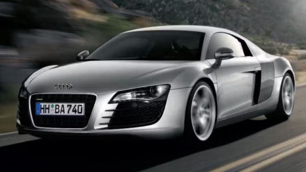 Audi R8 с атмосферен 4.2-литров V8 е по-добра покупка втора употреба от своя аналог с V10 двигател. Въпреки това, цялото първо поколение Audi R8 е чудесен автомобил, който се счита за популяризиране на идеята за ежедневно използвана суперкола. В най-ранната си форма, в двигателното отделение на Audi R8 имаше само V8 двигател, който издаваше приятно за слушане звук, който Audi искаше за около 109 000 долара, когато беше нов. V8 двигателят в крайна сметка беше изтеглен от употреба, тъй като беше нужна по-голяма производителност от двигателя на суперавтомобила. 