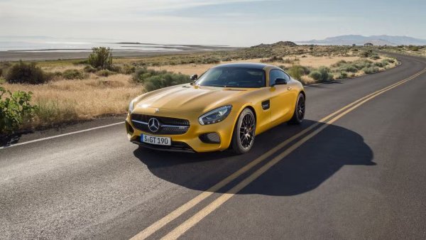 Три двигателя от три големи производители помогнаха турбокомпресорът да стане предпочитан вместо суперчарджърите. Последният от това трио беше двутурбокомпресорният 4,0-литров V8, който дебютира в първото поколение Mercedes-AMG GT.  Това беше могъщ суперавтомобил с битурбо V8 двигател, развиващ над 450 к.с. в базовата си форма. В основата му бяха механичен диференциал с ограничено приплъзване и адаптивната задвижваща система AMG Dynamic Select.