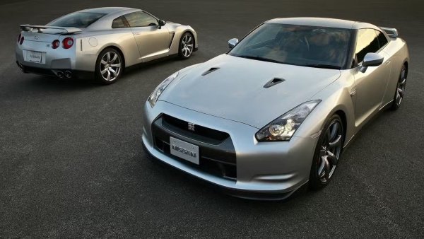 R35 GT-R на Nissan може да беше наречен богохулство и да не е толкова добър, колкото прочутия Nissan Skyline R34 GT-R, но неговите възможности за производителност бяха забележителни. Построен на същата производствена линия като другите стандартни модели на японската марка, именно R35 GT-R се превърна в икона на автомобилната индустрия и отново и отново доказа, че може да се конкурира с някои от най-добрите коли, които Европа предлагаше по онова време.