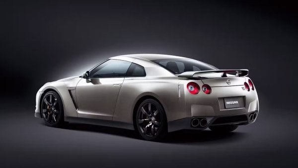 Днес Nissan R35 GT-R остава впечатляващ спортен автомобил, възползващ се от значителната фабрична поддръжка, за да извлече още повече мощност от вече мощния V6 двигател. Въпреки че съвременните стандарти не са намалили представянето му, същото не може да се каже за стойността му, която е паднала до 45 600 долара за базовия Nissan R35 GT-R, който струваше около 76 840 долара в края на 2000-те.