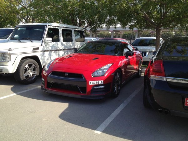 Паркингът пред Американския университет в Дубай