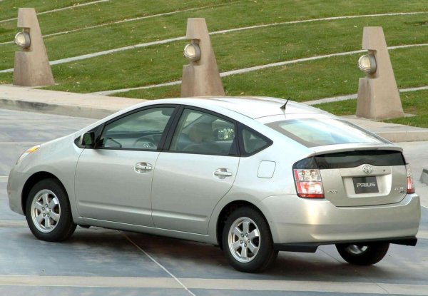 Продажбите на модела се увеличиха с излизането на второто поколение (на снимките), от което бяха продадени милиони бройки. Именно Prius беше моделът, който проправи пътя на хибридите към успеха, а това е най-голямото доказателство за качествата на автомобила на Toyota.