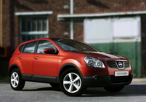 Това SUV ли е? Или пък е хечбек ли е? А дали това е някаква странна, мутирала машина от Япония? Qashqai със сигурност е първите две неща, но през 2006 г. имаше много хора, които просто не знаеха какво да очакват от този „вдигнат“ хечбек със задвижване на четирите колела, който промени пазара.