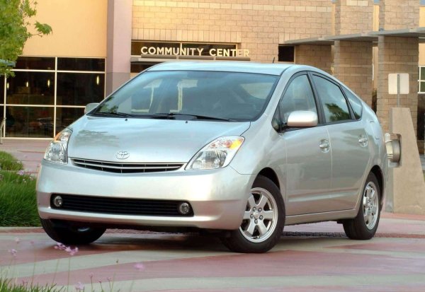 Първият Prius беше леко неудобен седан с четири врати със странна визия, който първоначално се предлагаше само в Япония. Глобалните продажби започнаха през 2000 г., но само 2 години по-късно Prius вече се беше превърнал в политическо послание, като се намираше в гаража на някои от най-големите американски знаменитости.