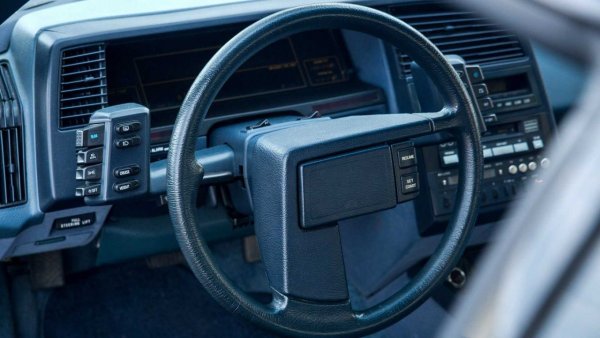 Много странен е воланът на Subaru XT, с две спици под ъгъл от 90 градуса. Този толкова малко известен модел, или който поне малцина помнят, започва да се произвежда през втората половина на 80-те години, по-специално през 1985 г., като остава на пазара до 1991 г.