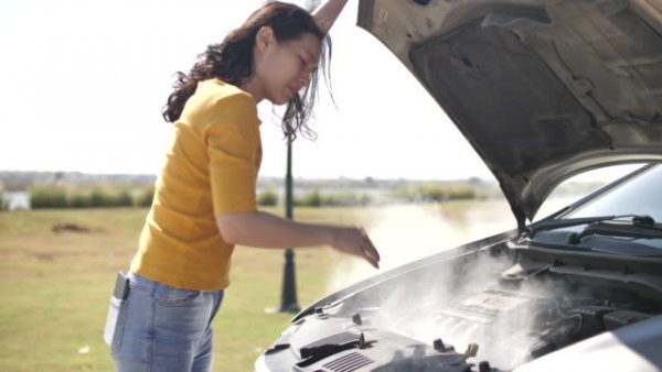 Двигателят е много горещ, а температурата при която хартията започва да тлее е 233 градуса по Целзий. В същото време "работната температура" от 90 градуса на мотора не се отнася за всички негови детайли. Затова и има риск за запалване и изгаряне на филтъра. От това ще пострада двигателят, а след това и самият автомобил.