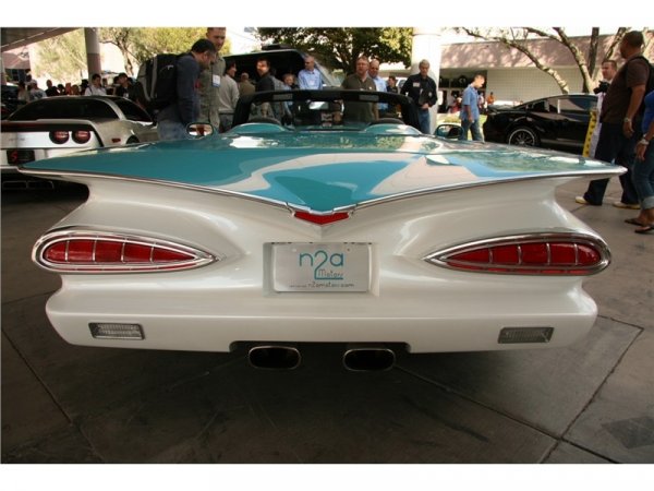 Разполага с 400 конски сили и може да развива максимална скорост от над 300 км/ч.