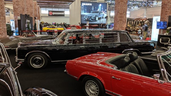 В началото на 60-те в Mercedes си поставят за цел да създадат "най-добрата кола в света". През 1963 в Женева е представен резултатът: 600 Pullman. Той получава първия в историята на марката V8, с 6.3 литра обем и 250 конски сили мощност, и може да изстреля тази почти тритонна лимузина до 200 км/ч. 
