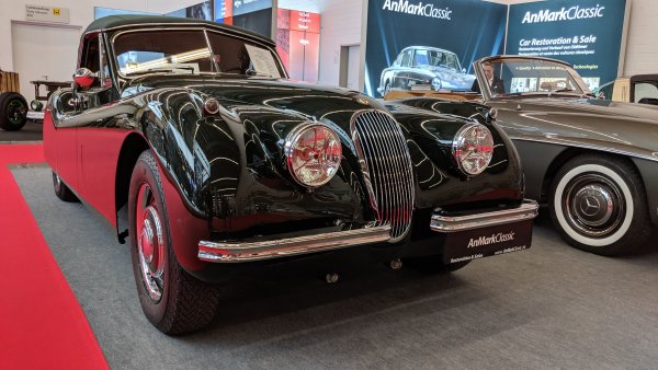 Първата спортна кола, създадена от Jaguar след войната. Първоначално е само прототип, предназначен да привлича внимание към щанда по време на Лондонския автосалон през 1948. Интересът обаче се оказва толкова голям, че шефът на компанията сър Уилям Лайънс решава да я пусне в серийно производство. 
