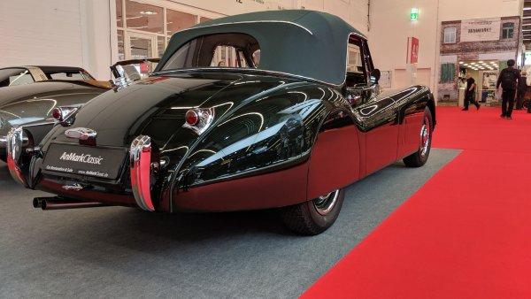 Името 120 идва от първите бройки, изработени от алуминиеви панели, които са способни да развиват 120 мили в час (193 км/ч). Това прави ХК 120 най-бързата кола за онова време. По-късните бройки обаче са със стоманени панели и тежат повече. 
