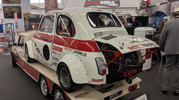 Оригиналният Fiat 500, разработен като достъпната кола за обедняла след войните Италия, има 13 конски сили. Тази спортна версия от Abarth има 82 коня, извличани от двуцилиндров мотор с 850 куб. см работен обем и въздушно охлаждане - което обяснява и принудително отворения заден капак. 
Между другото този Abarth е натоварен върху сервизно камионче Mini, само по себе си колекционерска рядкост. 
