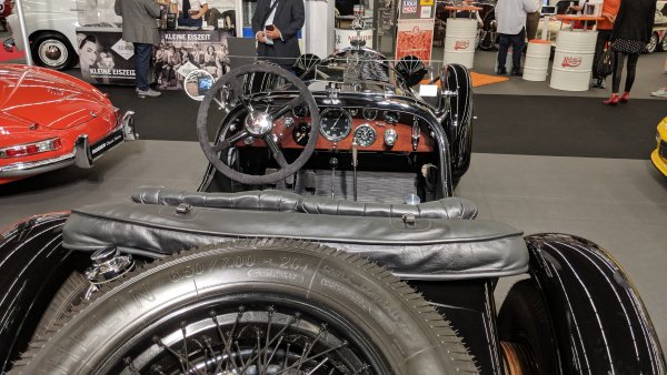 В ръцете на легендарния Рудолф Карачола печели множество победи в Гран при през 20-те и 30-те, включително Mille Miglia през 1931. Едва 40 са произведени, но почти половината са унищожени в състезания и днес Typ SSK е изключителна колекционерска рядкост. Цената на търг би доближила 10 милиона евро. 
