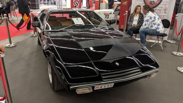В епохата, когато Maserati е собственост на Citroen, компанията решава да направи наследник на успешния, но поостарял Ghibli. Khamsin, наречен на един горещ вятър в египетската пустиня, е гранд турър с предно разположен V8 с обем 4.9 литра и 320 коня максимална мощност. 
