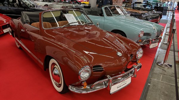 Заслуга на италианската Carrozzeria Ghia и на германското ателие за ръчно изработени купета Karmann. Над 445 000 бройки са произведени между 1955 и 1974, което прави Karmann Ghia относително достъпна алтернатива, ако искате стилна класика отпреди половин век.
