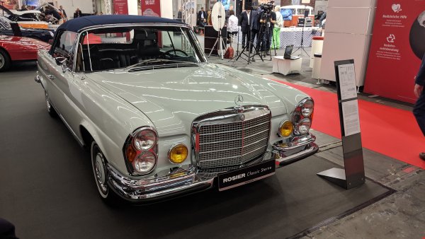 Това е абсолютният връх за платформата W111, използвана от Mercedes-Benz за седани и купета между 1959 и 1971. Дизайнът, вдъхновен от американските автомобили от 50-те, е дело на легендарния Пол Брак. 
Представен през 1969, 280 SE 3.5 е първият модел на компанията от Втората световна война насам с над трилитров двигател. Агрегагът М116 e V8 с 200 конски сили и максимална скорост 210 км/ч. 
Цената на този съвършено реставриран екземпляр е 445 000 евро. Без данъците. 