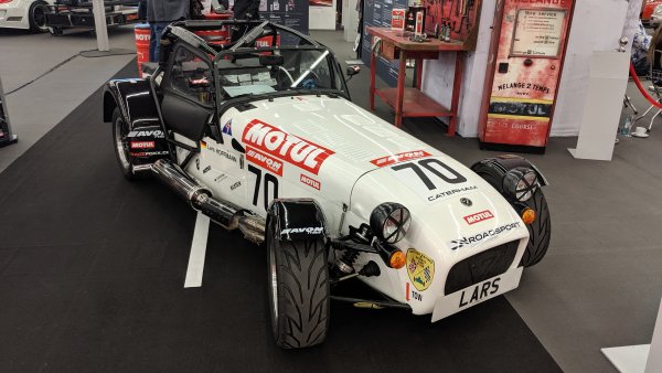 "Опростявай, и добави лекота" е девизът, върху който гениалният Колин Чапман изгражда успехите на Lotus. Спортната Lotus 7 е сред първите модели, където този девиз е приложен. Когато след 20 години успехи компанията най-сетне решава да спре производството, лицензът е откупен от Caterham, които произвеждат "седмицата" и до ден-днешен. Ако искате кола, с която наистина да се позабавлявате на пистата, трудно ще намерите нещо по-добро. 
